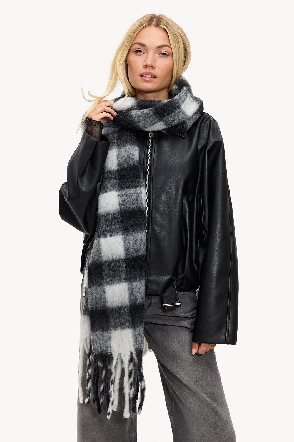 Foulard noir à carreaux