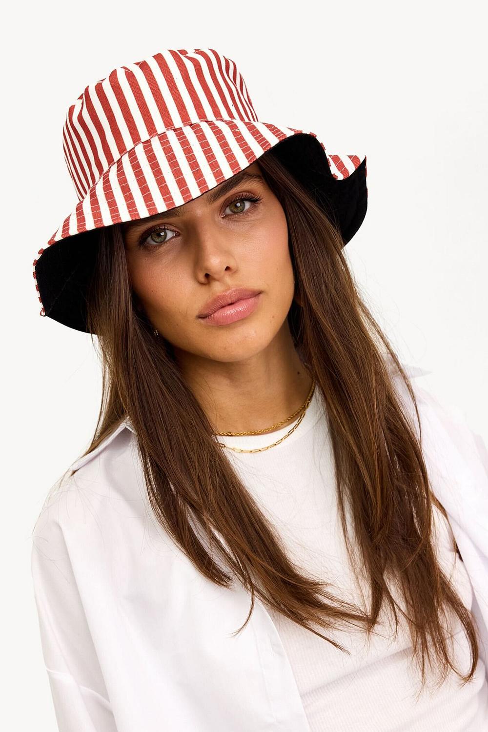 Chapeau rouge à rayures