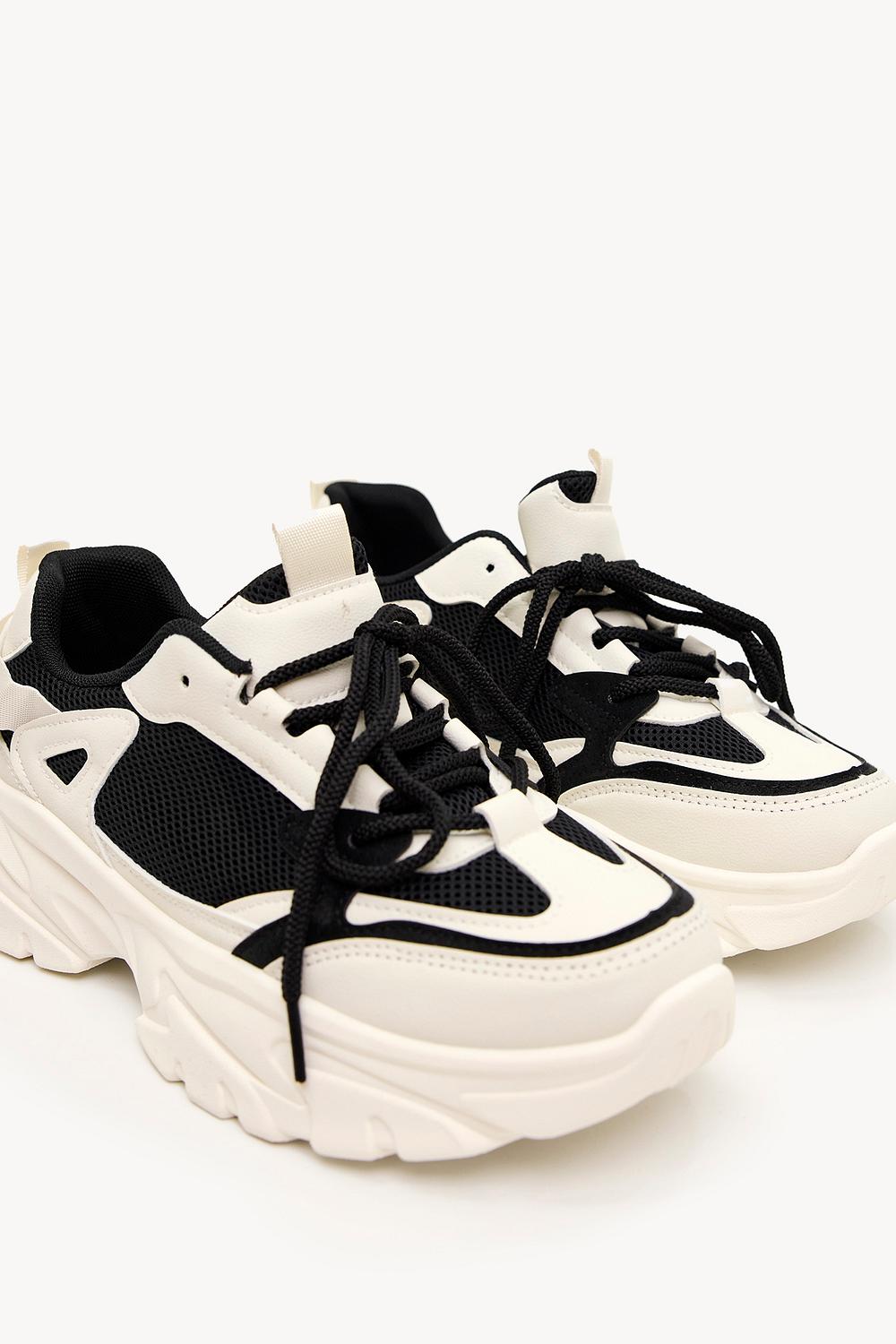 Zapatillas blancas con detalles negros