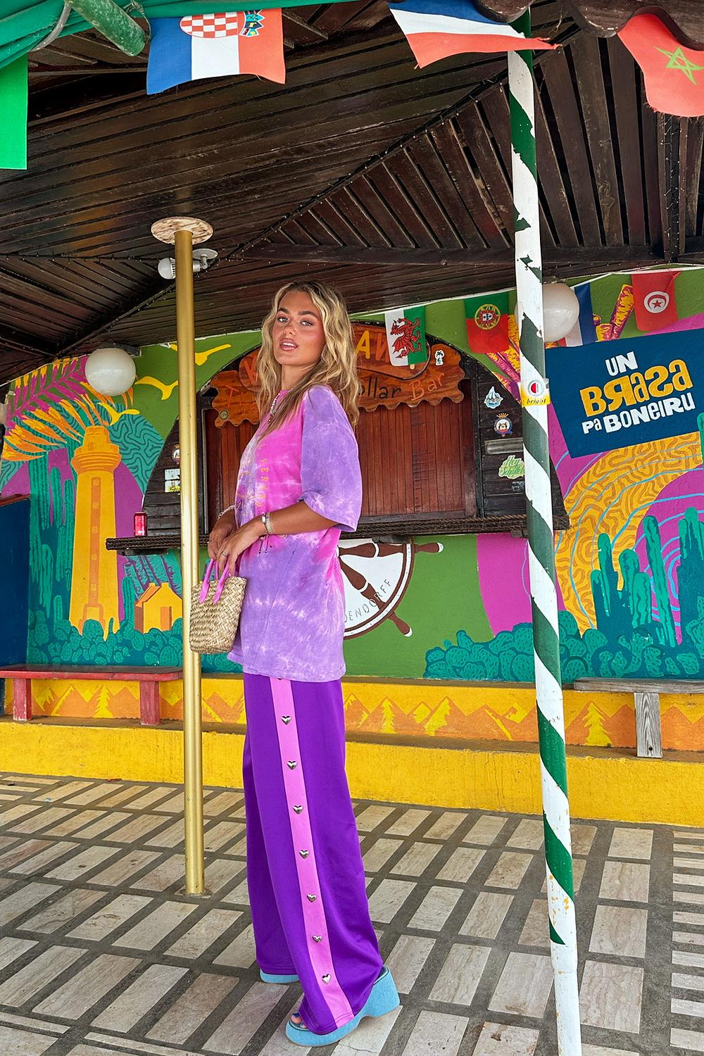Pantalon violet avec des cœurs