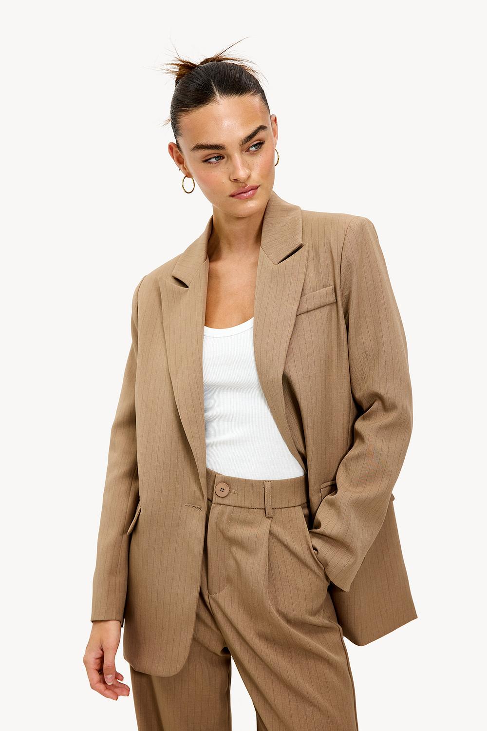 Blazer camel a rayas.