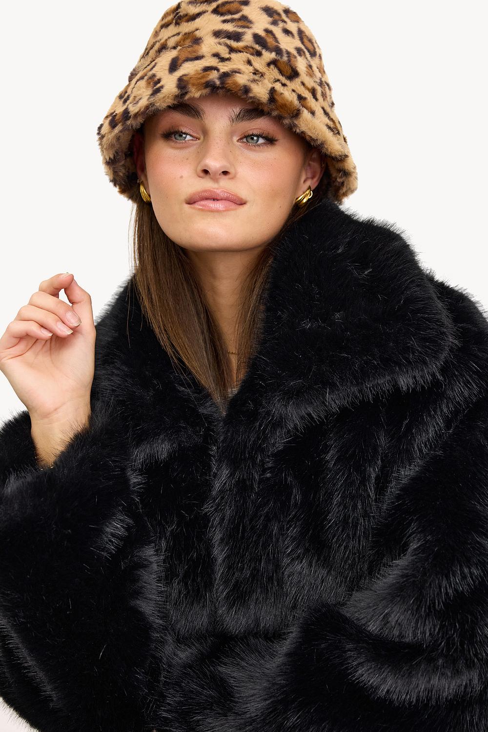 Chapeau marron avec imprimé léopard