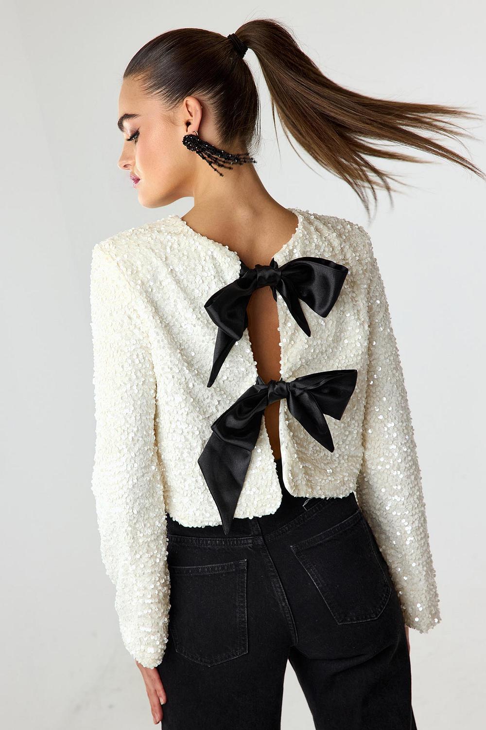 Top blanco con lentejuelas y lazos