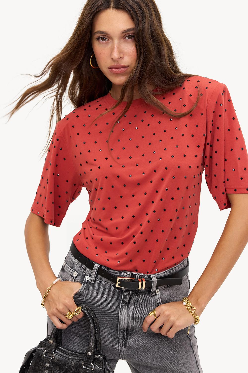 Top rouge foncé avec clous