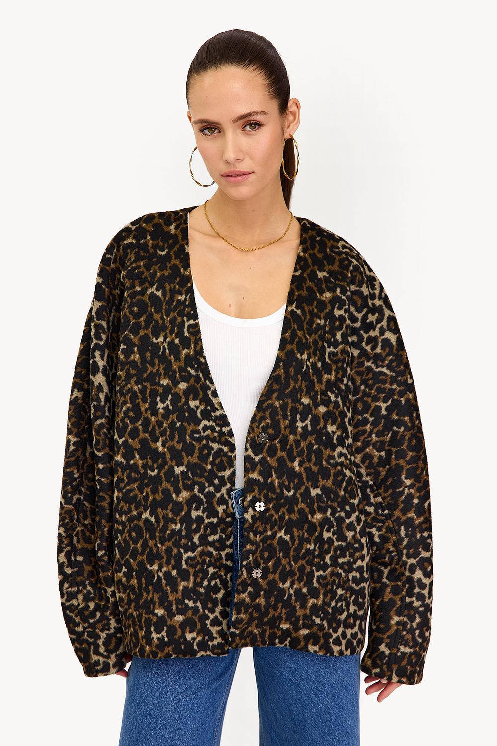 Chaqueta marrón con estampado de leopardo