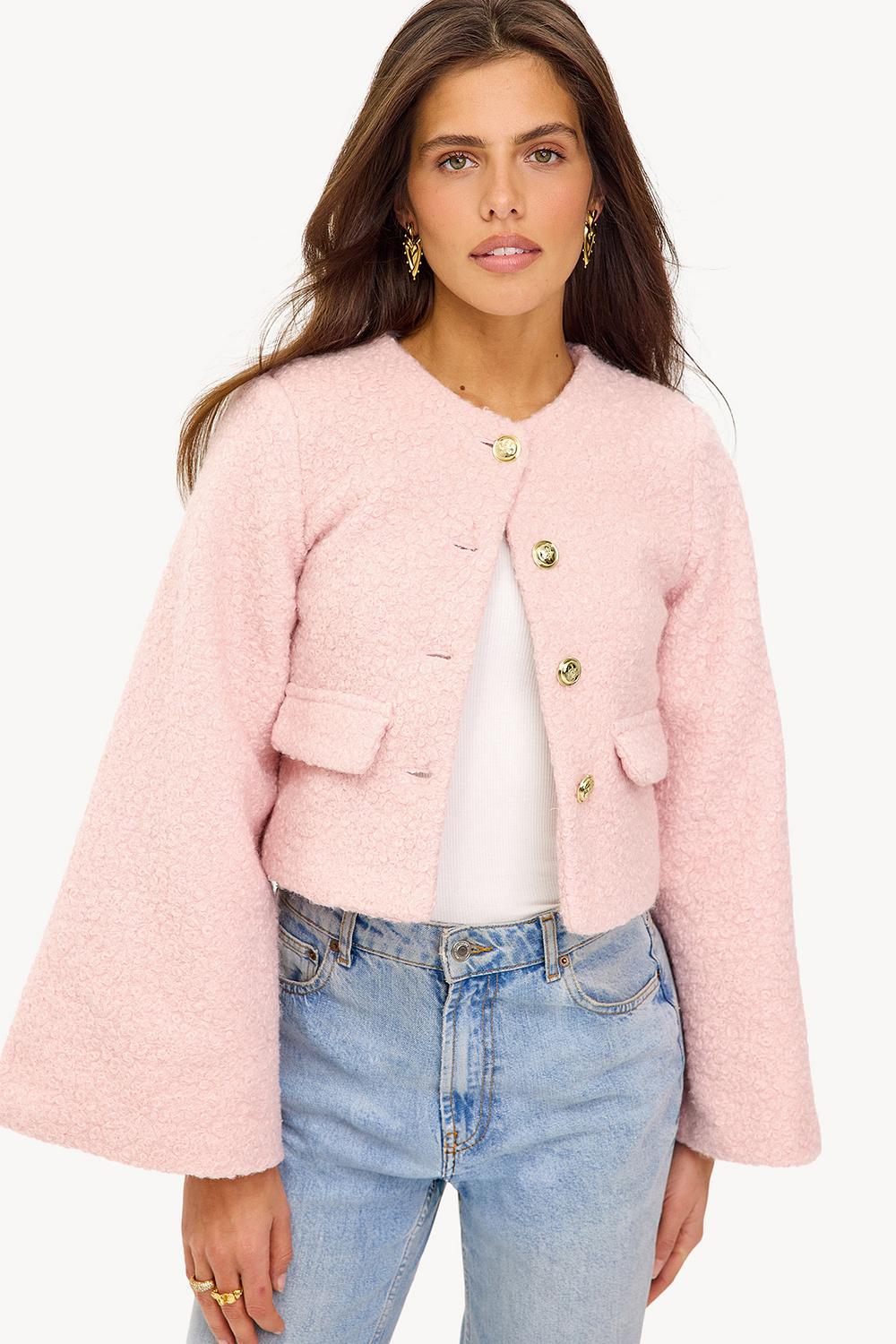 Veste rose avec boutons dorés