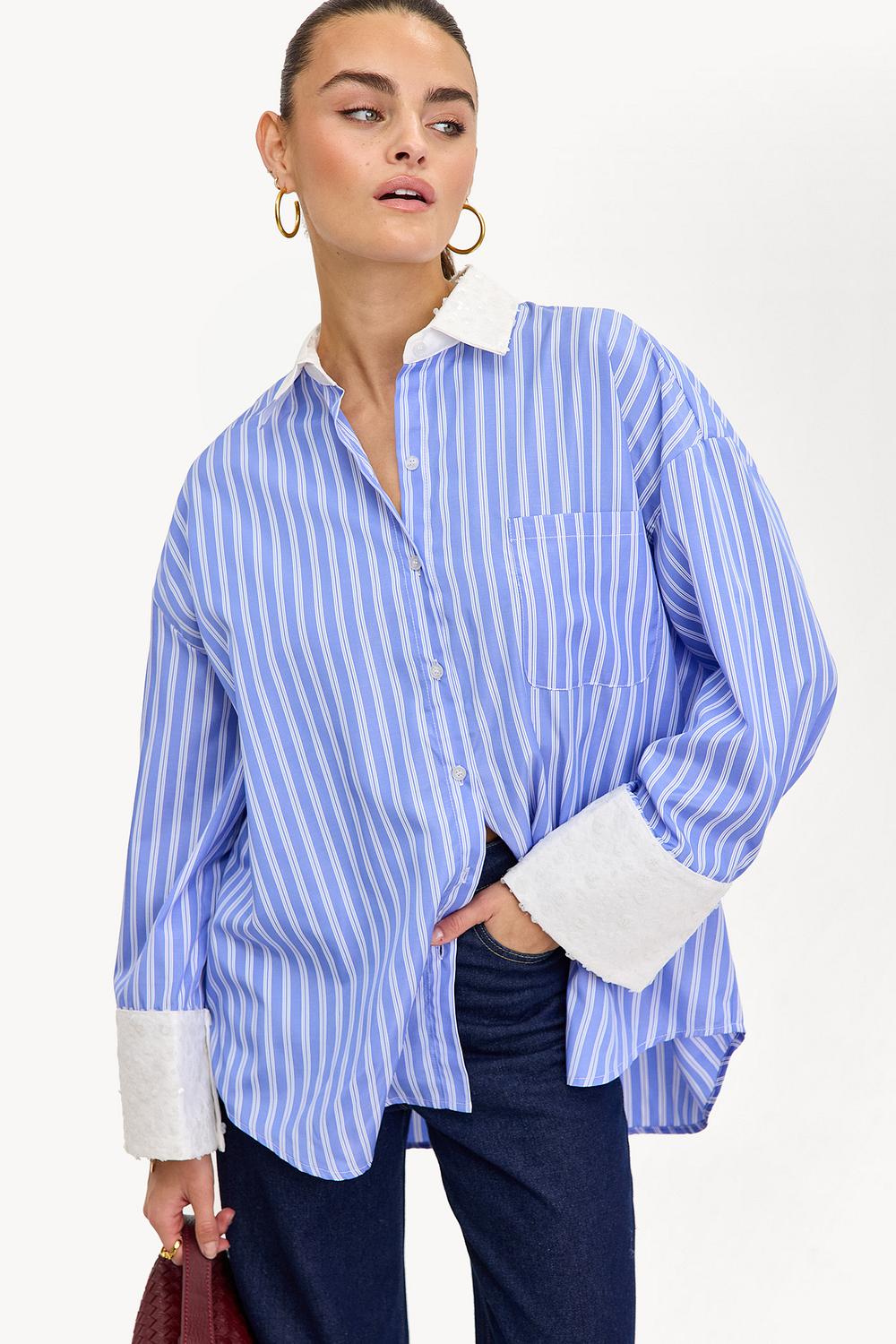 Blusa azul claro con rayas