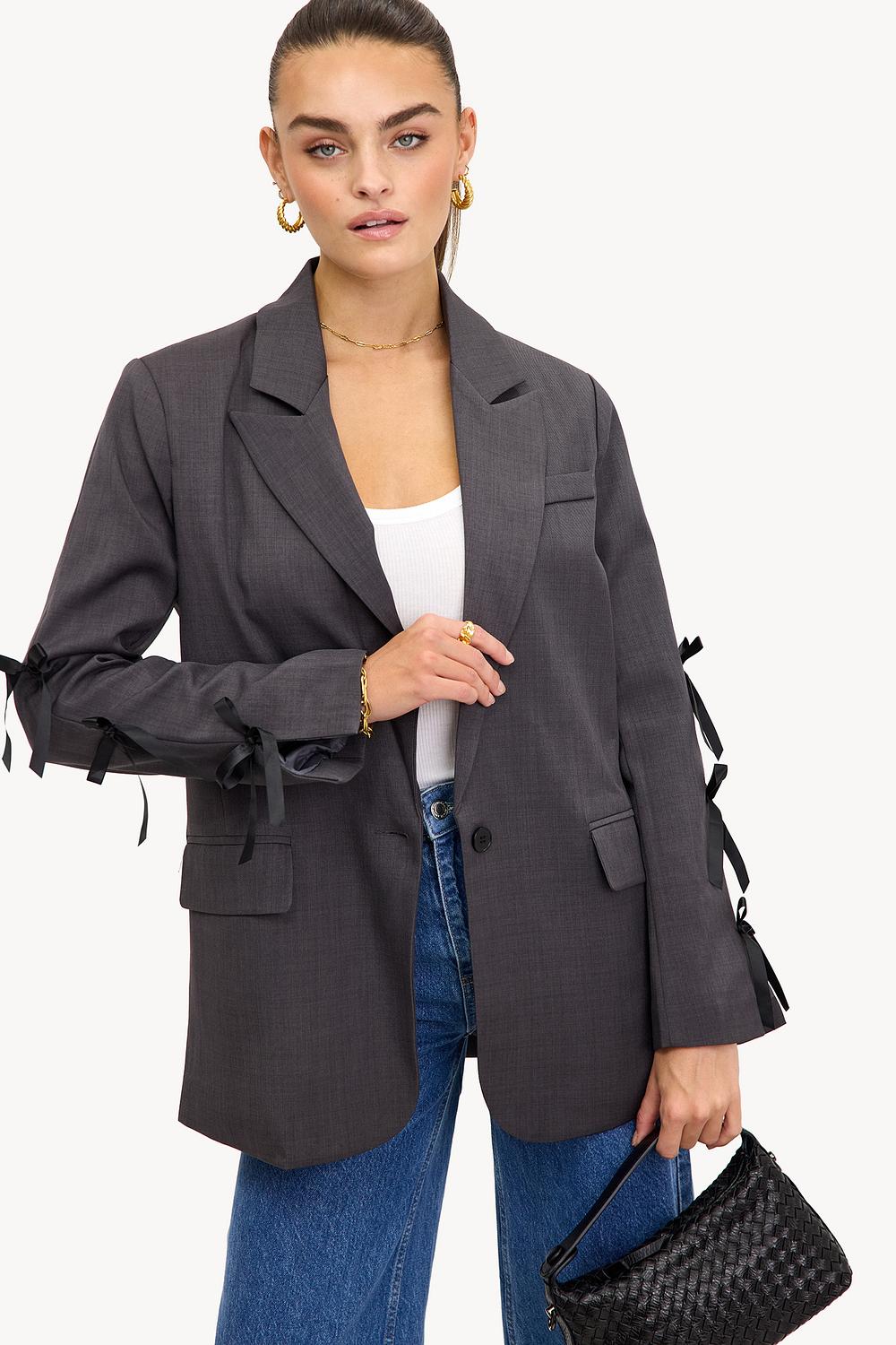 Blazer gris con lazos