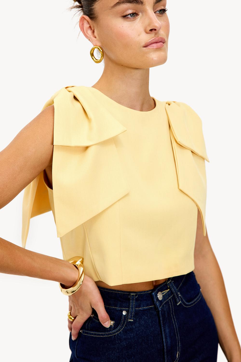 Top amarillo con lazos