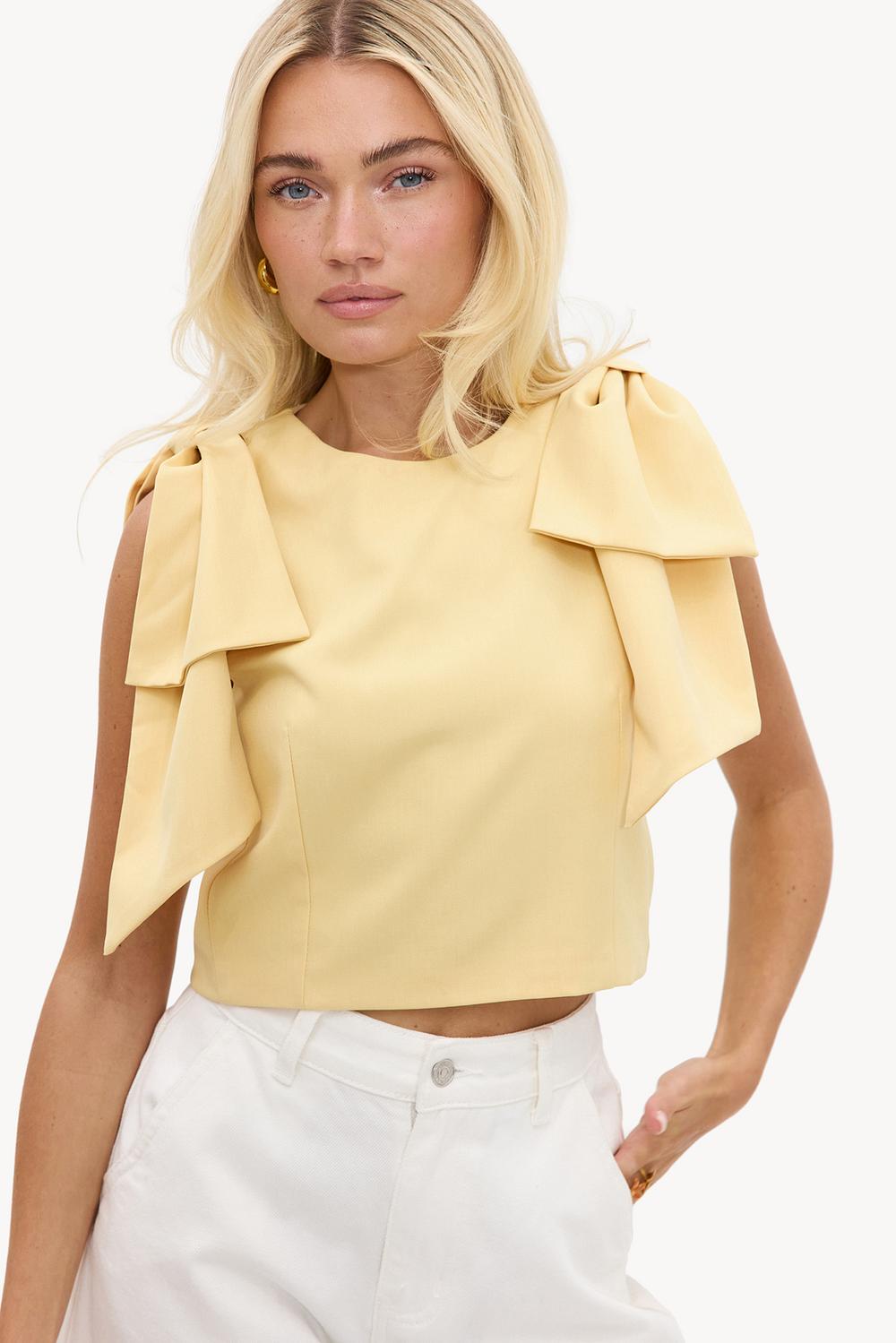 Top amarillo con lazos