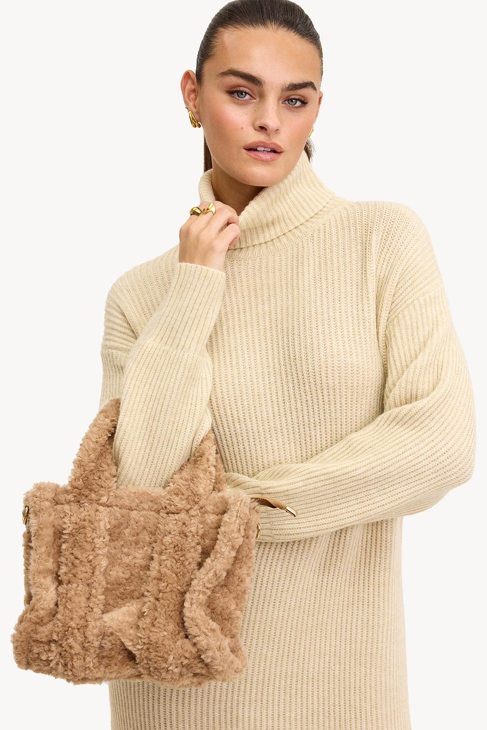 Bolso de peluche marrón claro