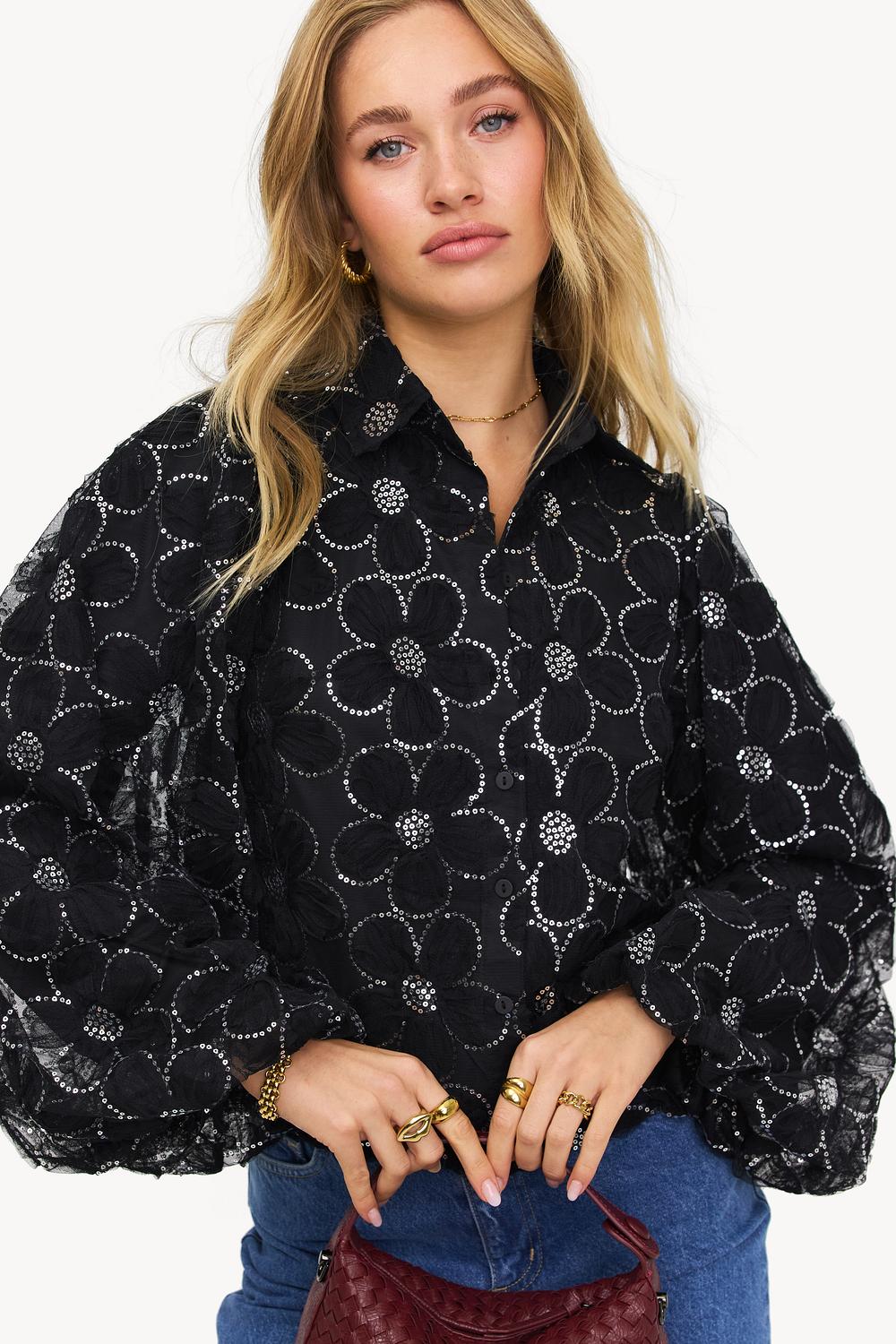 Blusa negra con lentejuelas