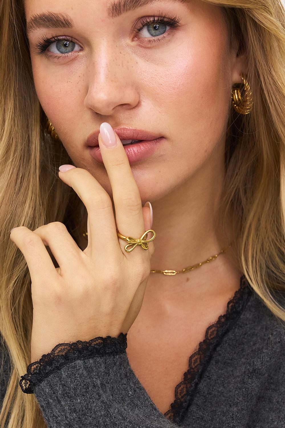 Anillo dorado con lazo