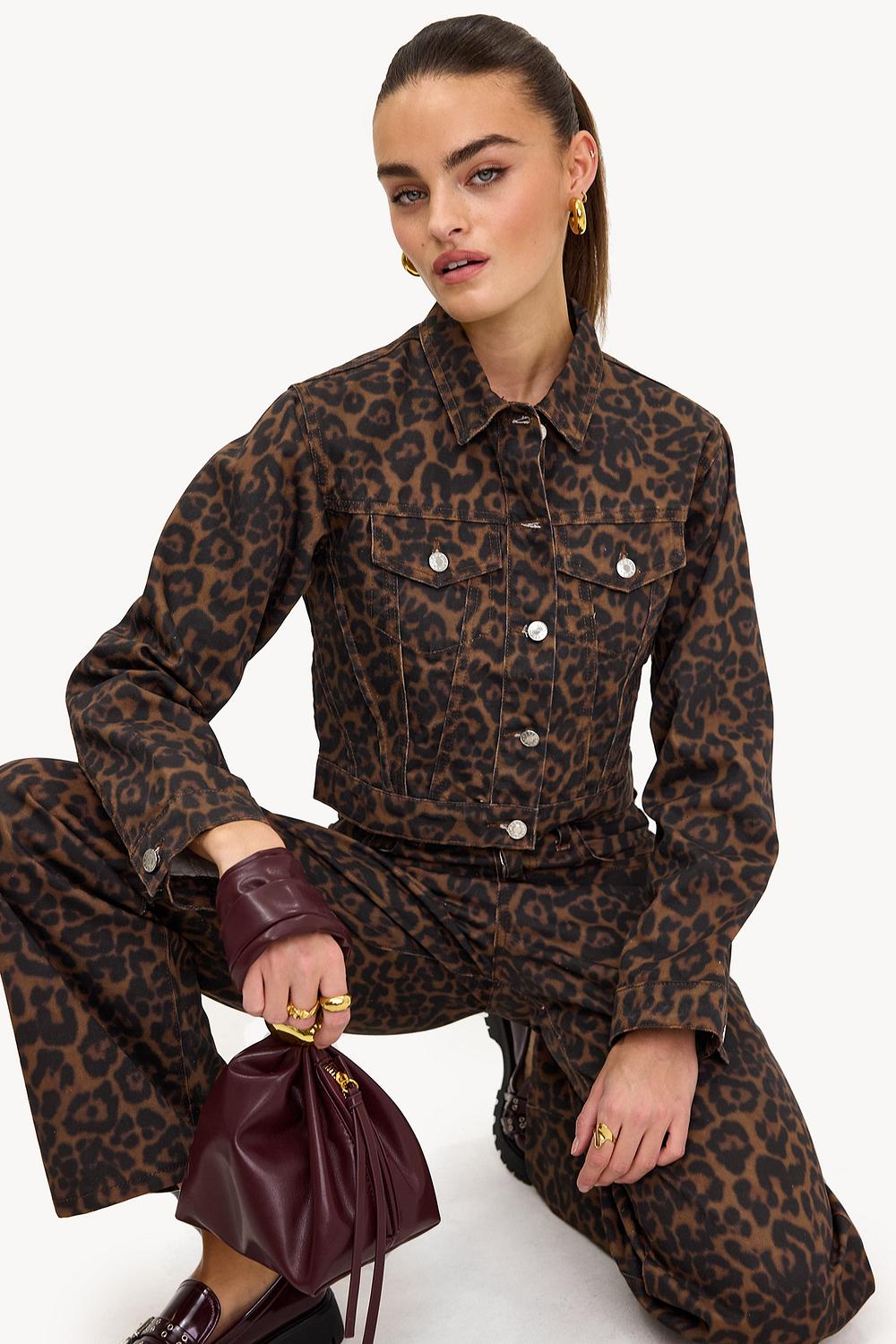 Chaqueta marrón con estampado de leopardo
