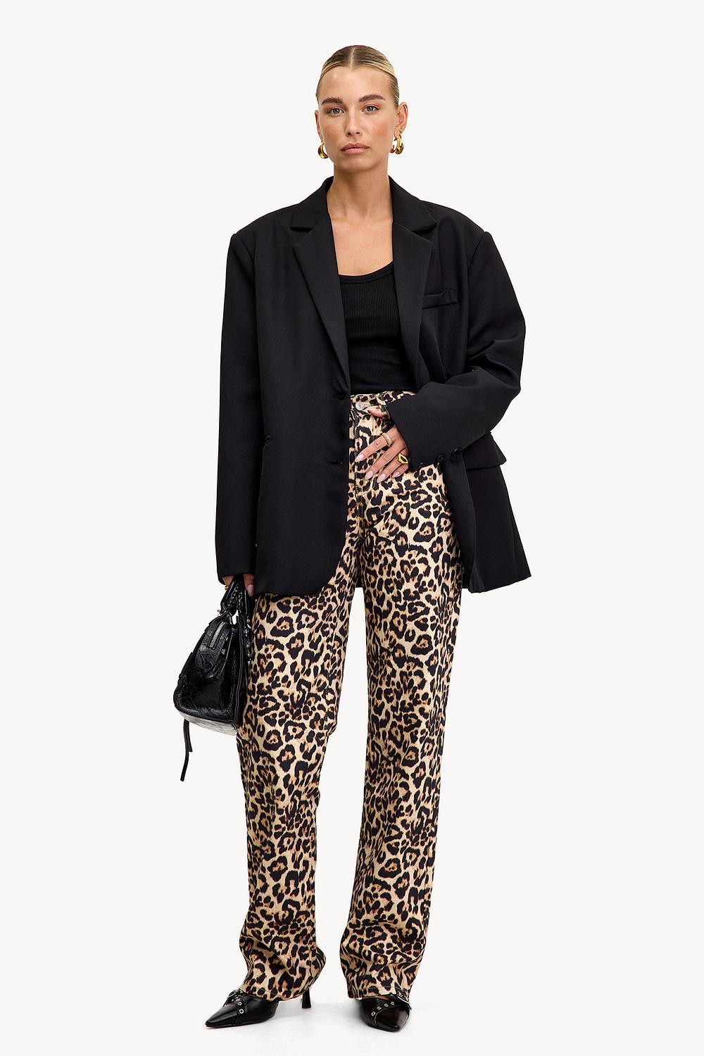 Pantalón marrón claro con estampado de leopardo