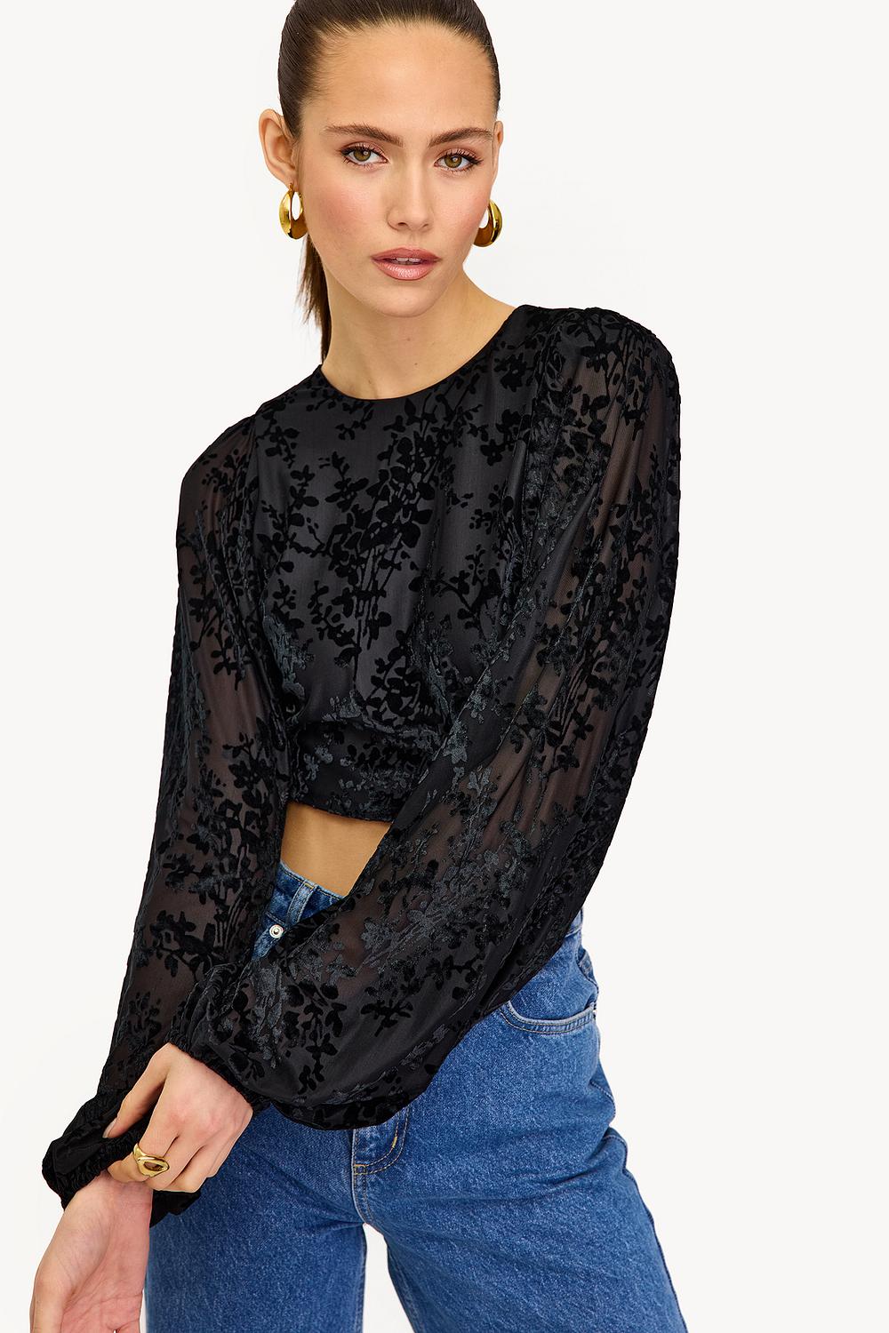 Top negro con estampado floral