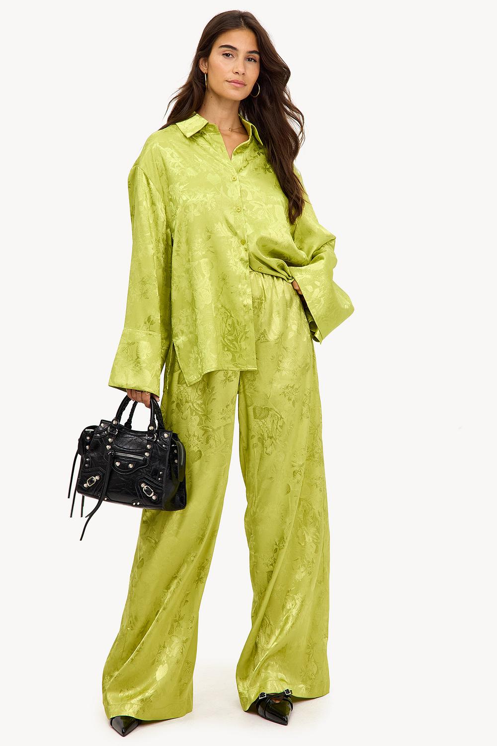 Pantalón verde con estampado floral