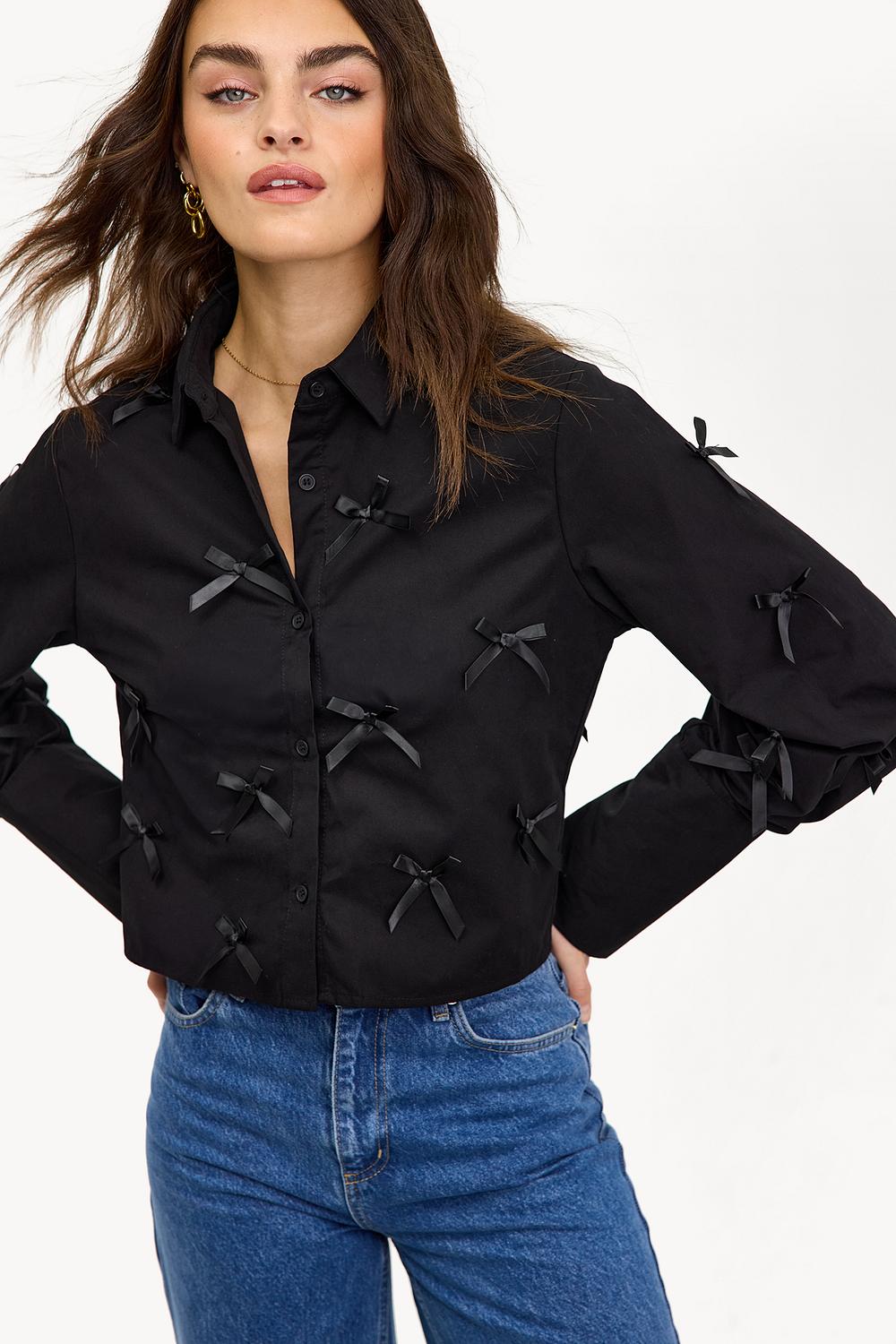 Blusa negra con lazos