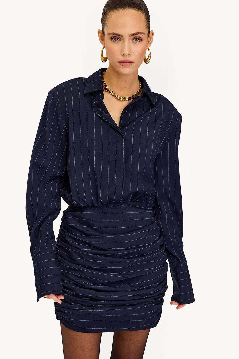 Vestido azul oscuro con rayas