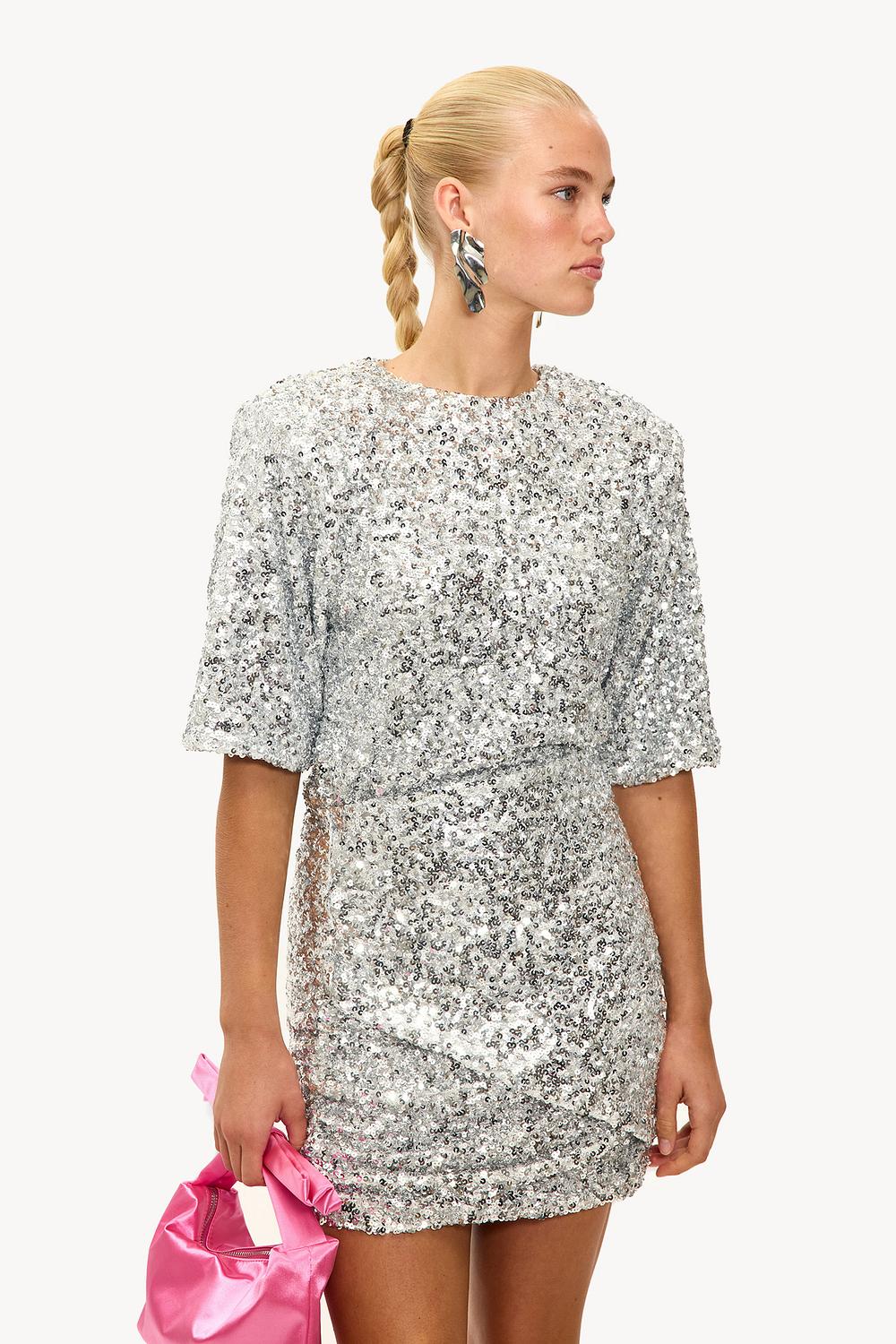 Mini robe argentée avec paillettes