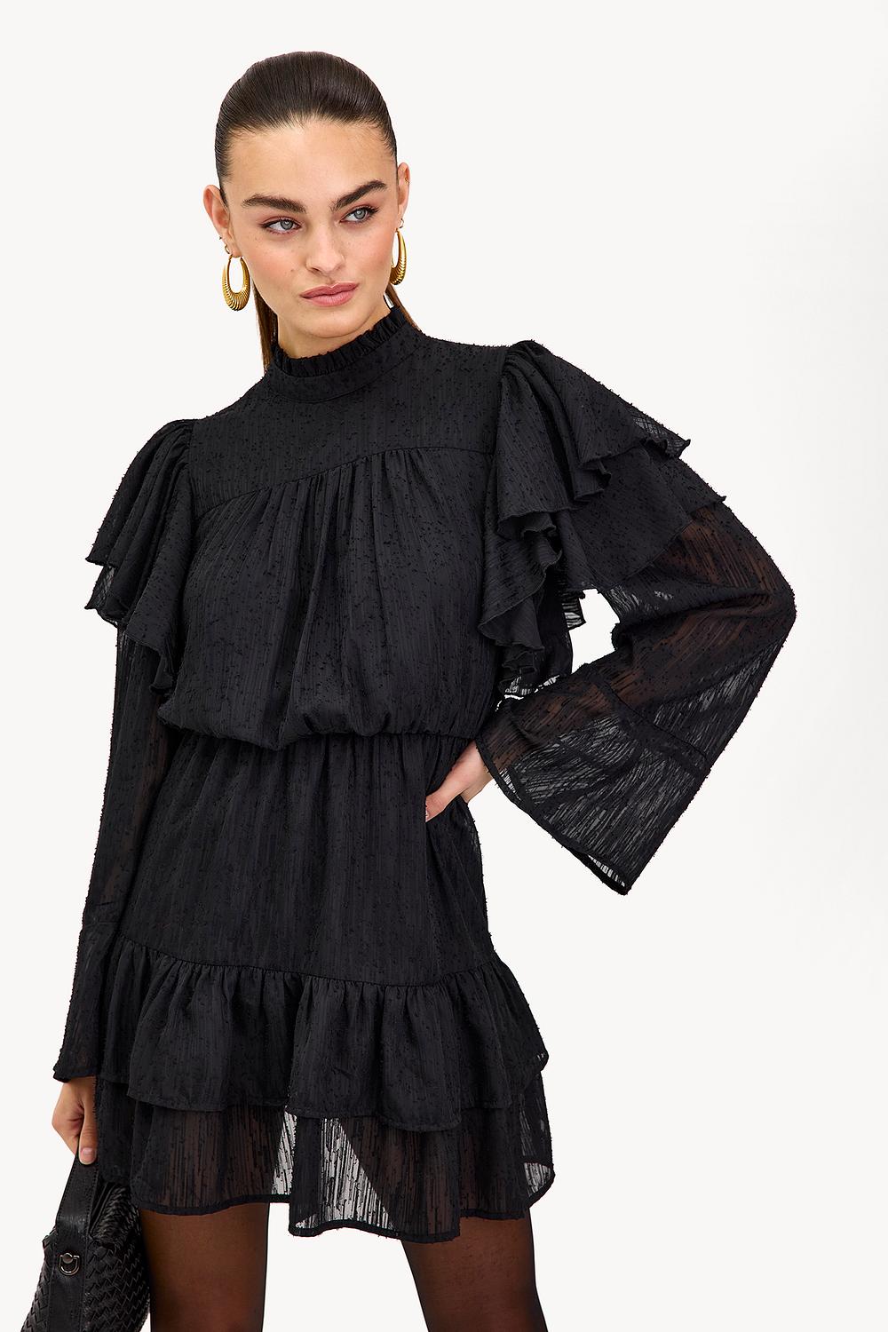 Vestido negro con volantes