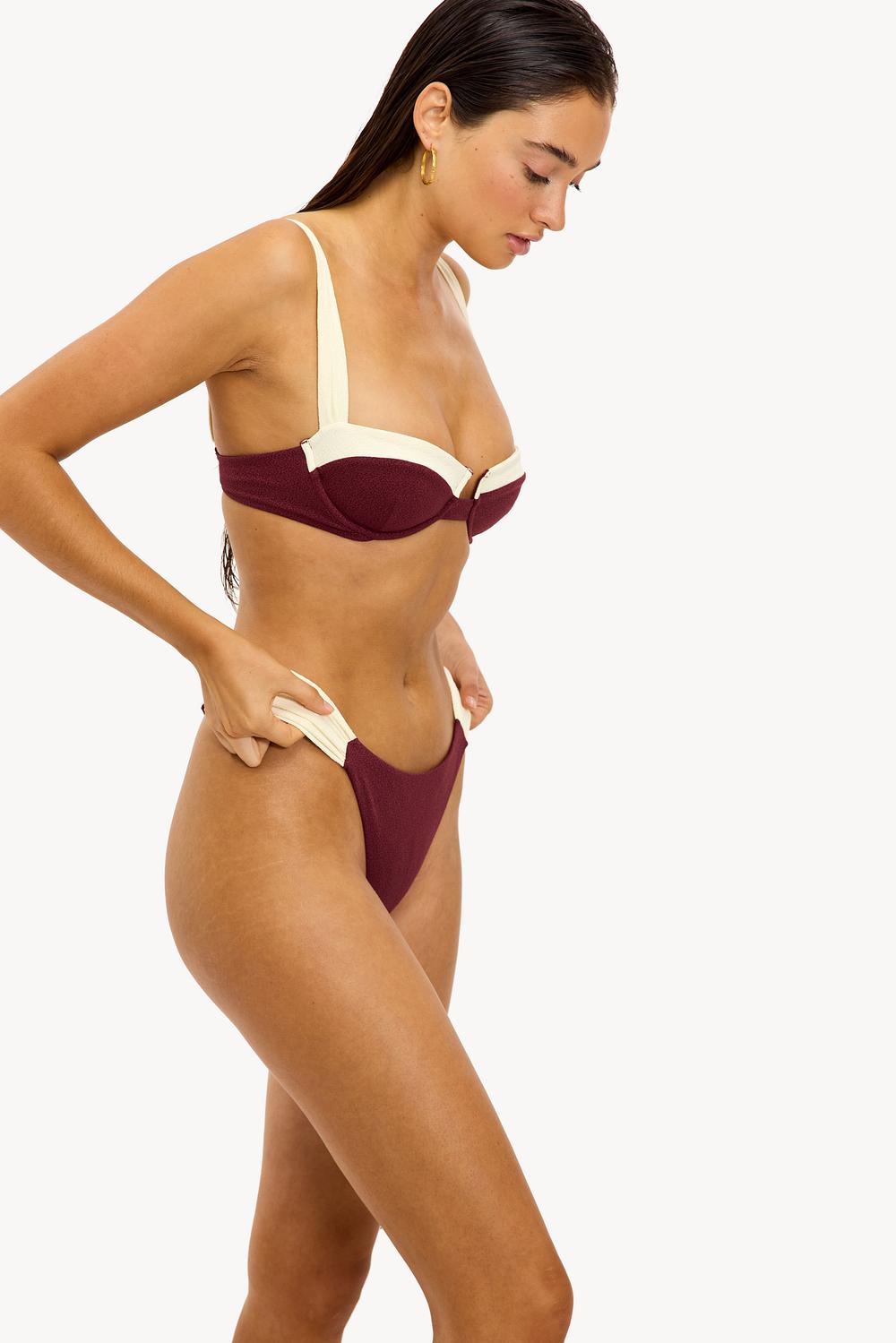 Top de bikini burdeos