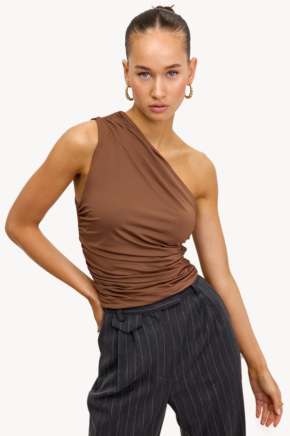 Top marron à une épaule
