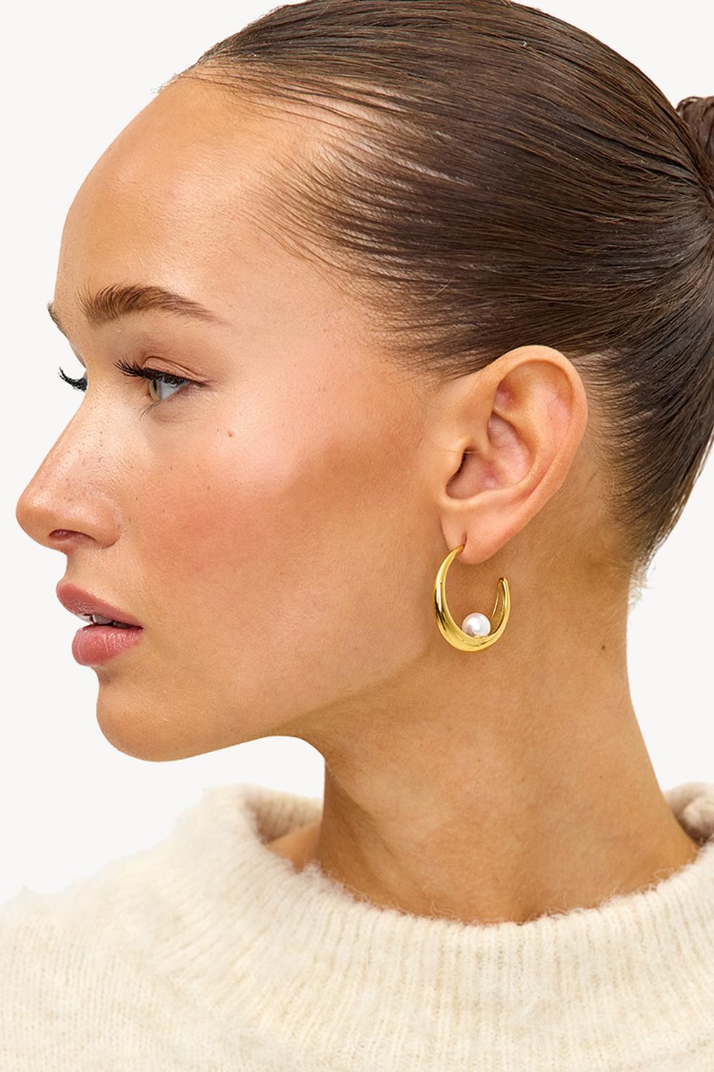 Pendientes dorados con perla