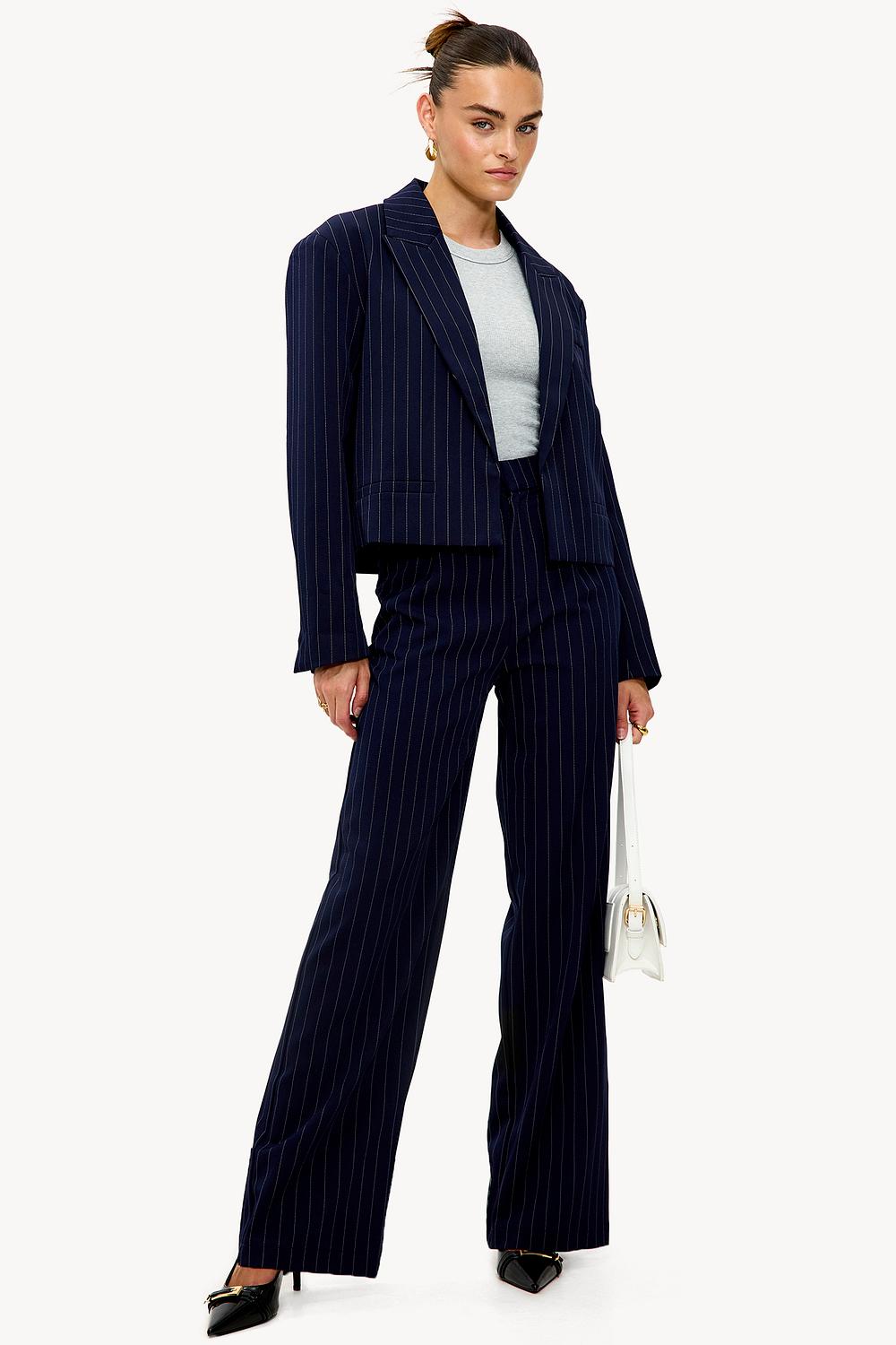 Pantalon bleu foncé à rayures
