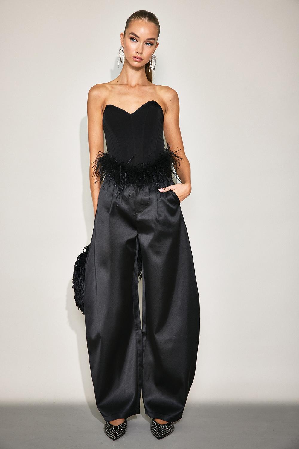 Pantalones negros de corte holgado con efecto satinado