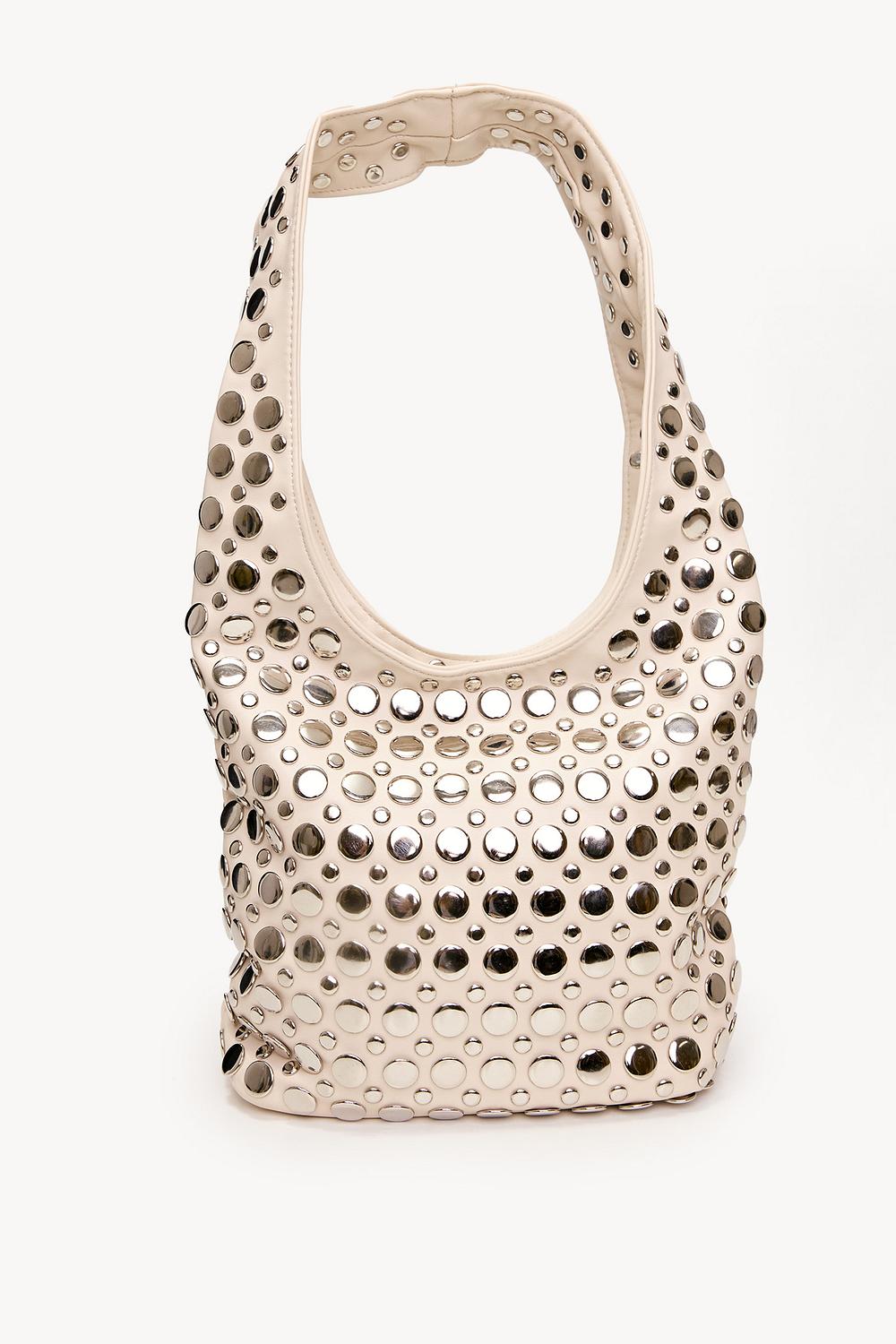 Bolso beige con tachuelas