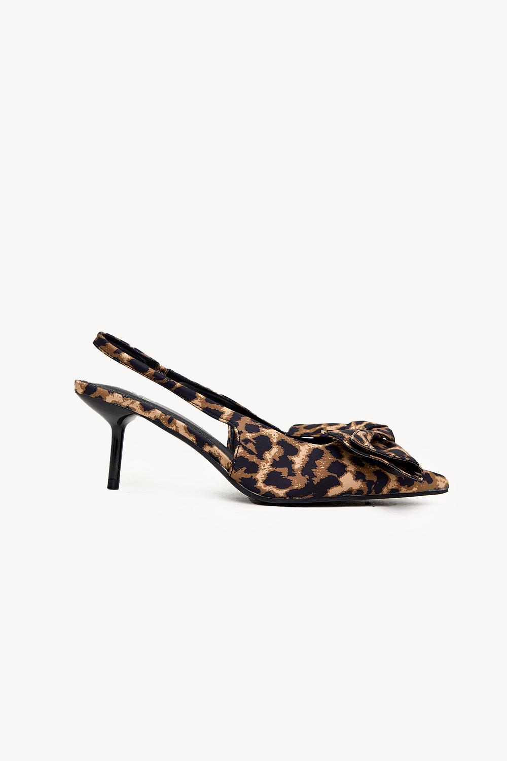 Tacones marrones con estampado de leopardo