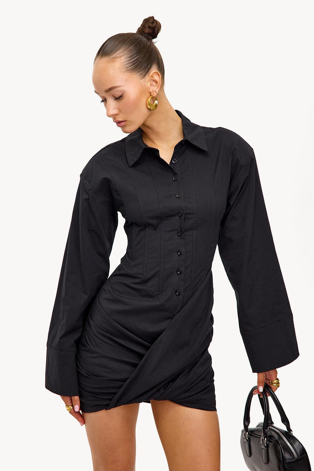Vestido negro con hombreras