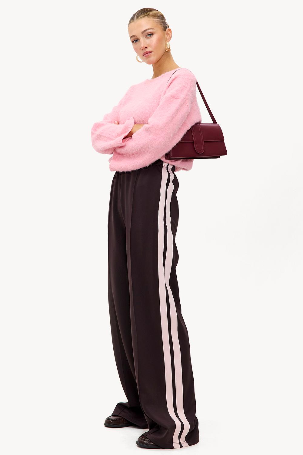 Pantalón deportivo marrón con rayas rosas