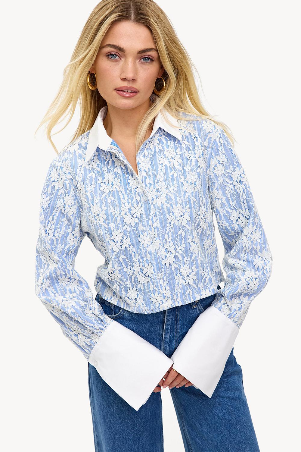Blusa azul con encaje