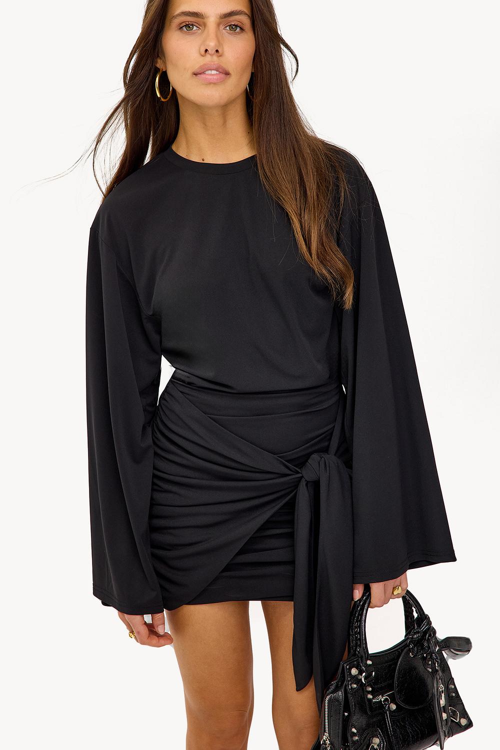 Vestido negro con pliegues y detalle de lazo