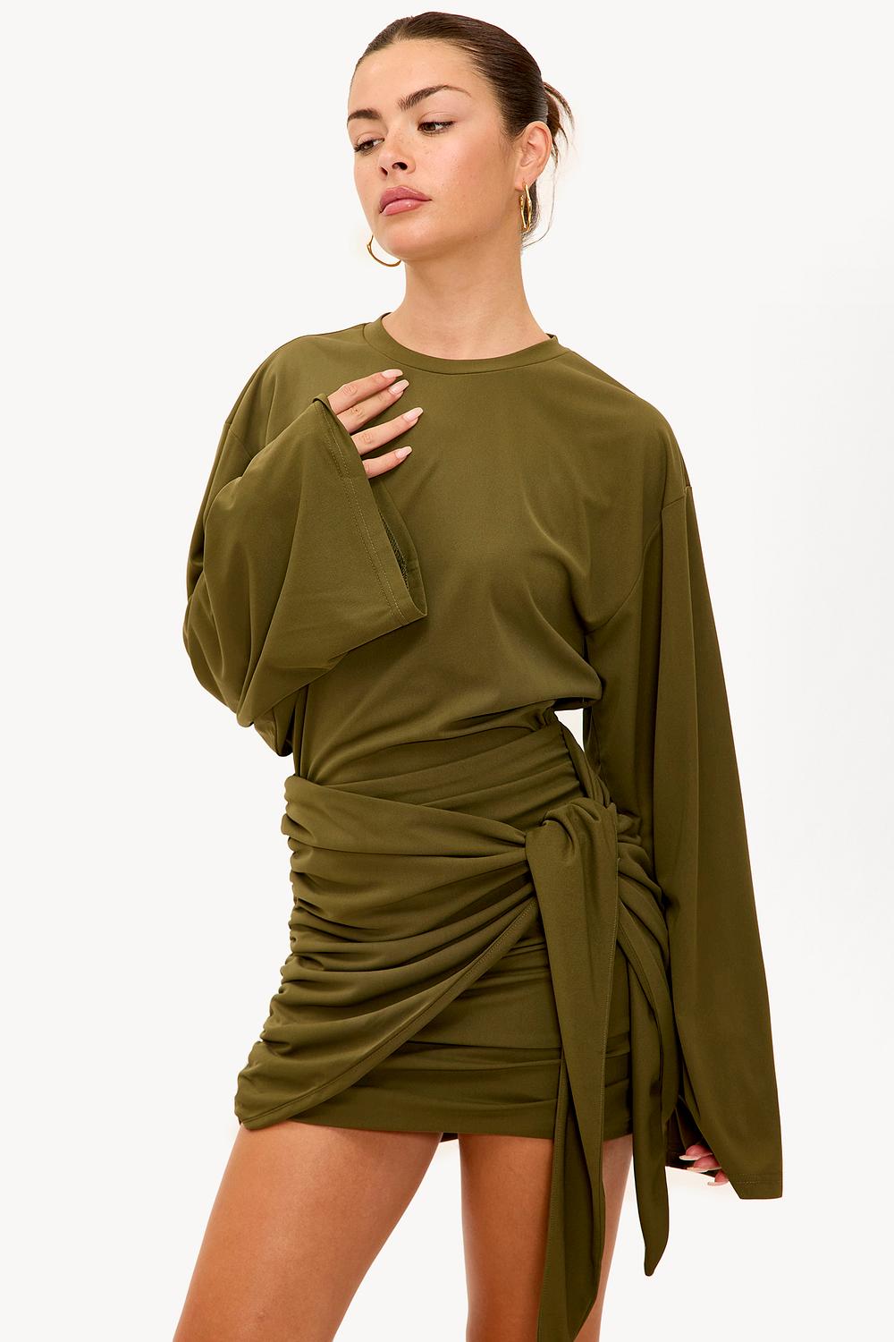 Robe verte à plis et nœud