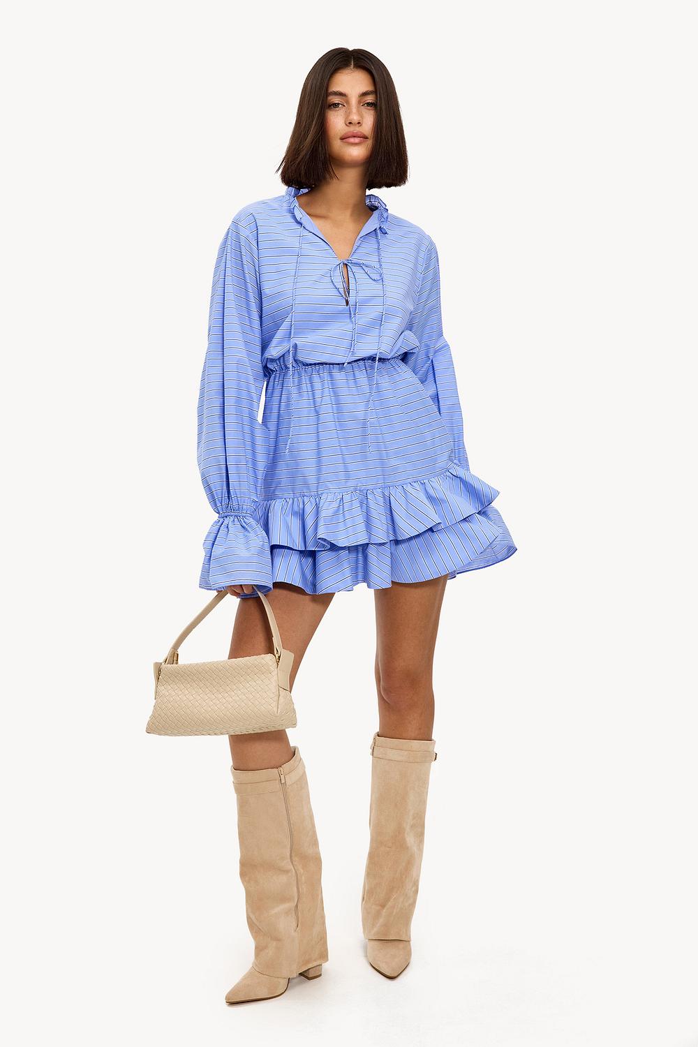 Robe bleu clair avec nœuds