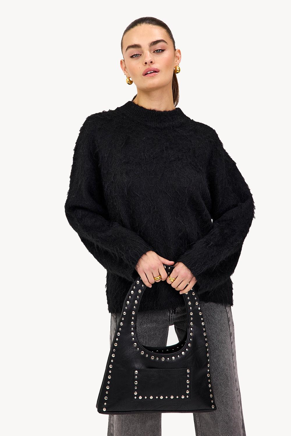 Bolso negro con tachuelas