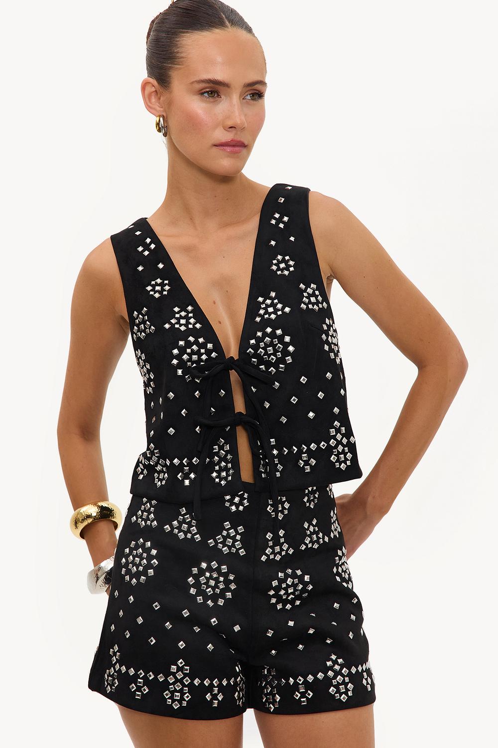 Short negro con tachuelas