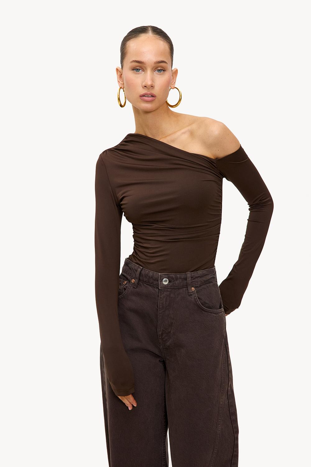 Top marron foncé épaules dénudées