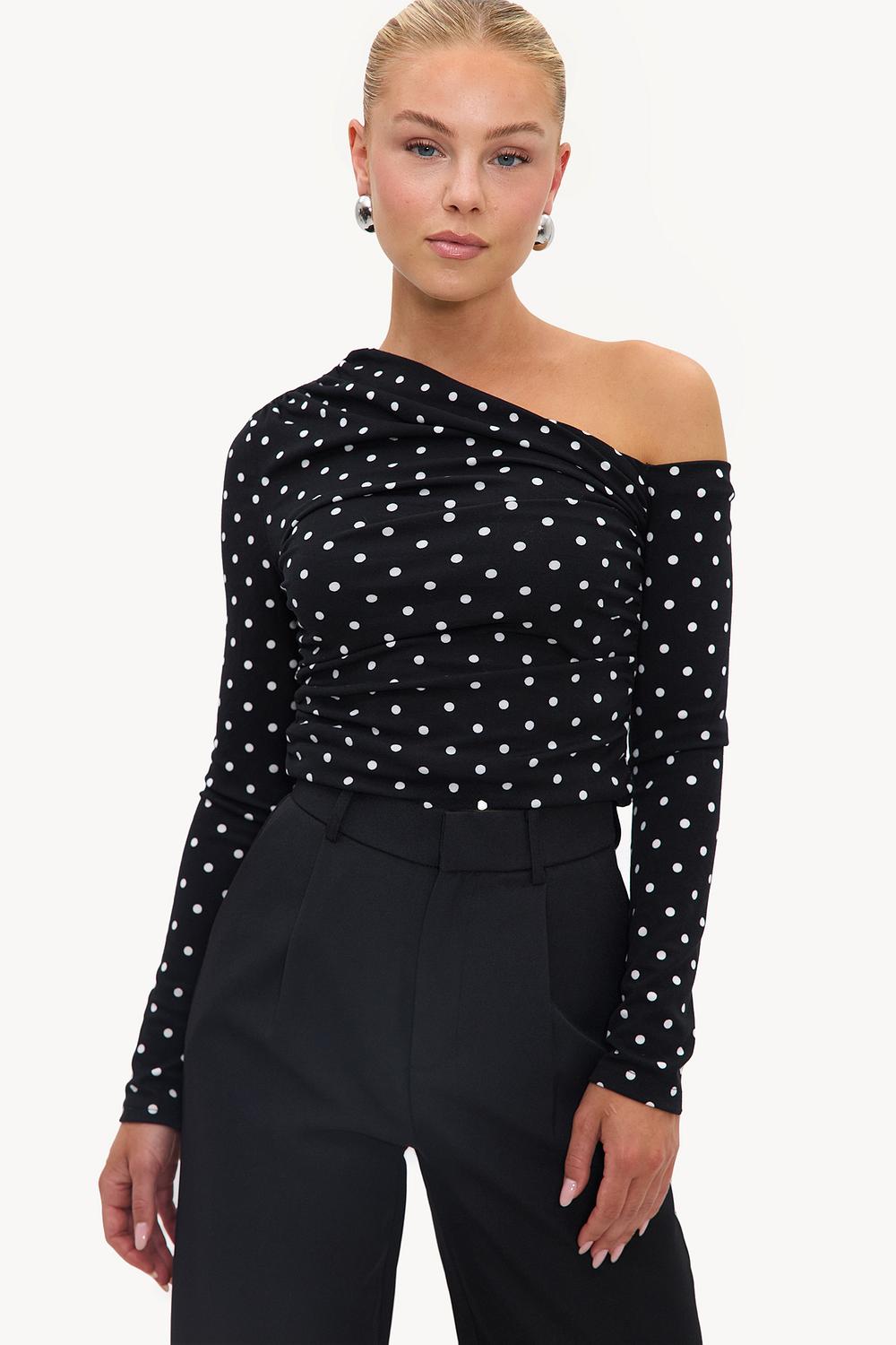 Zwarte off shoulder top met witte polkadots