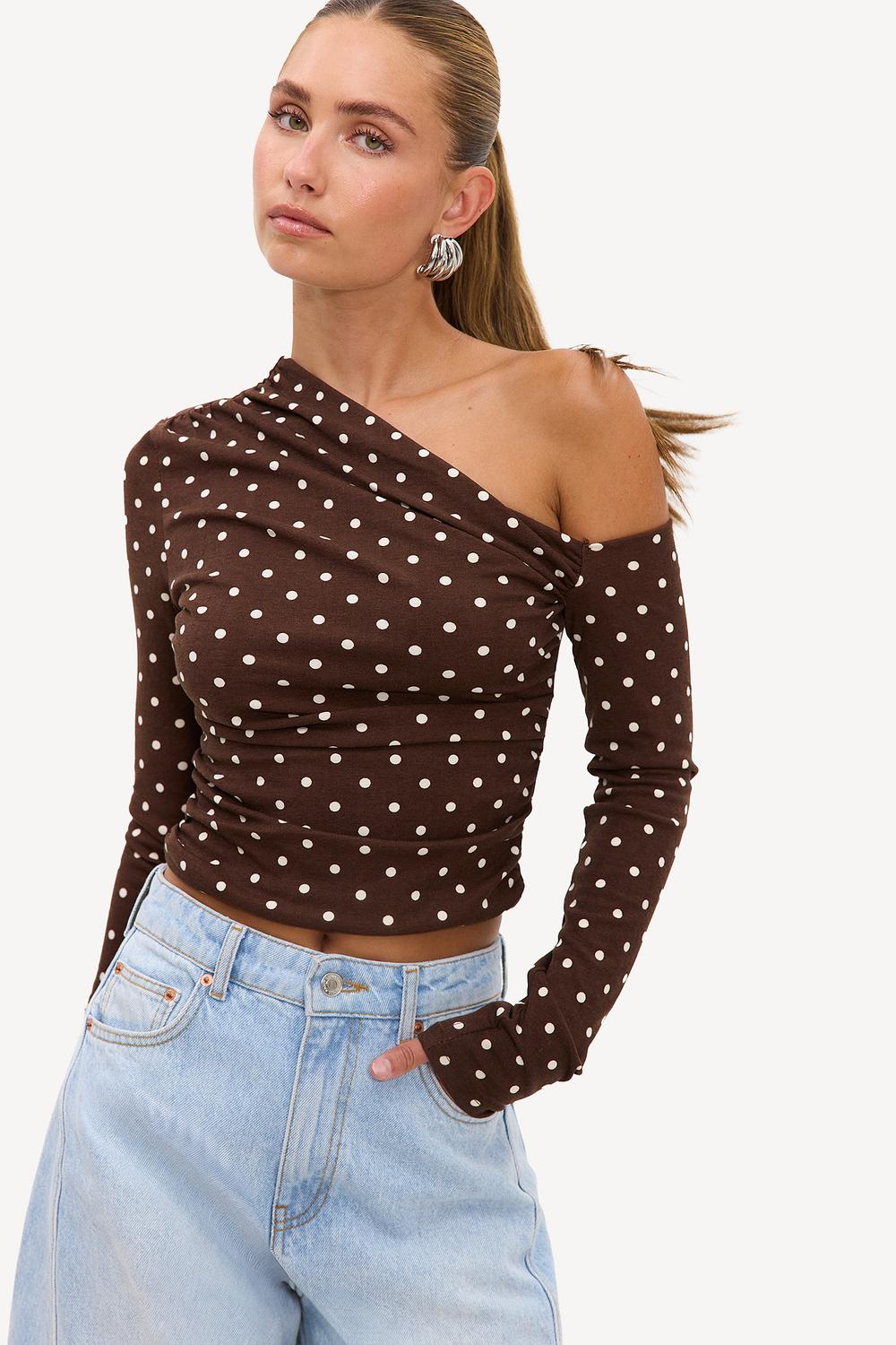 トップス Ans Dotsloevner shoulder tops Brown off-the-shoulder top with white polka dots | Loavies