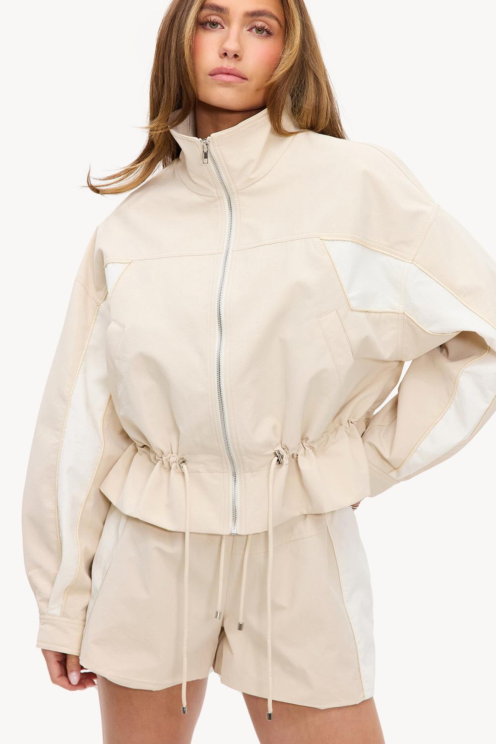Zandkleurige short met offwhite strepen