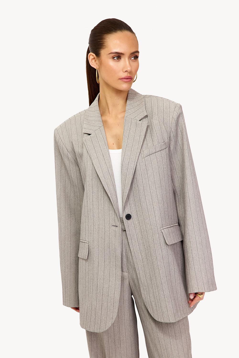 Americana gris con raya diplomática