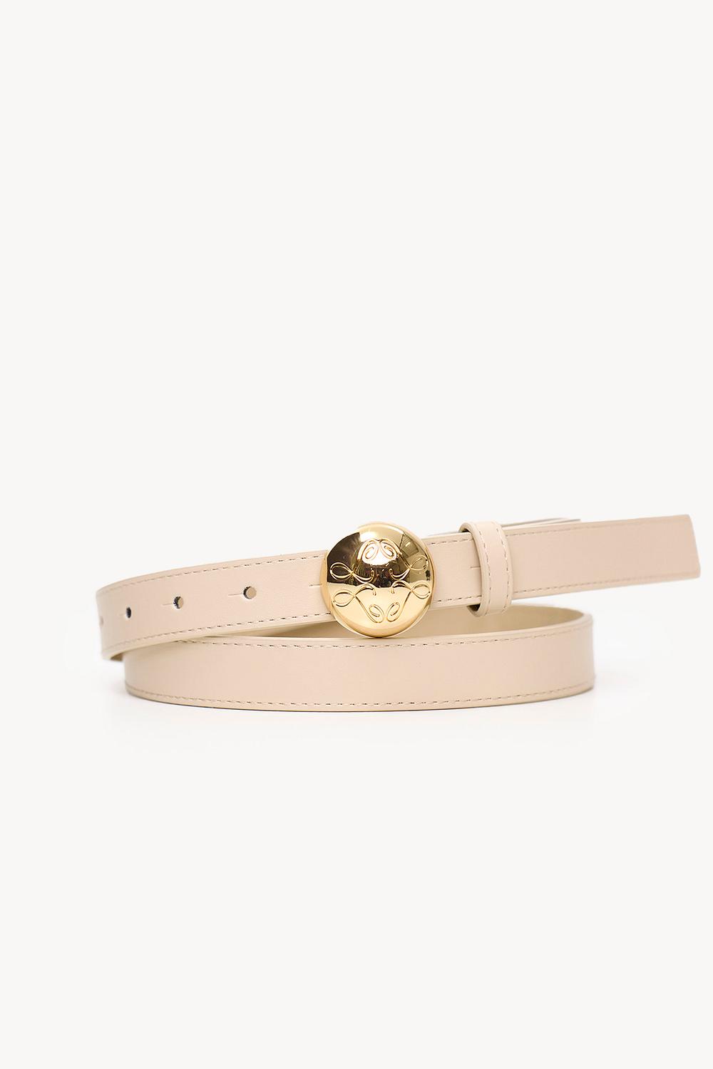 Cinturón beige con herrajes dorados