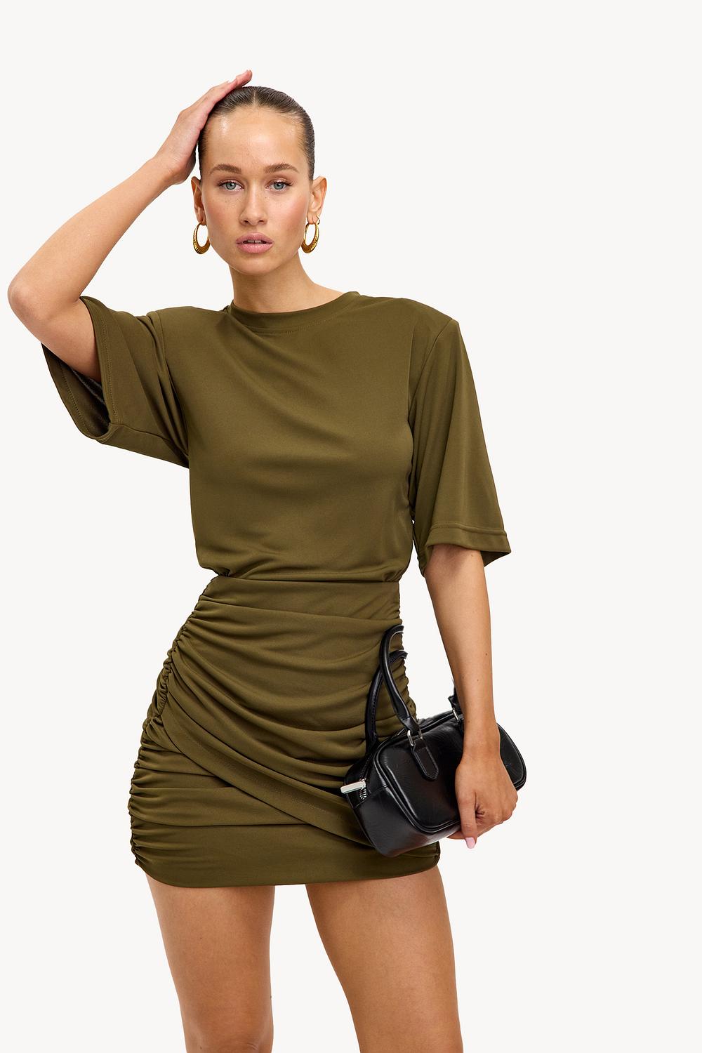 Robe vert foncé avec épaulettes