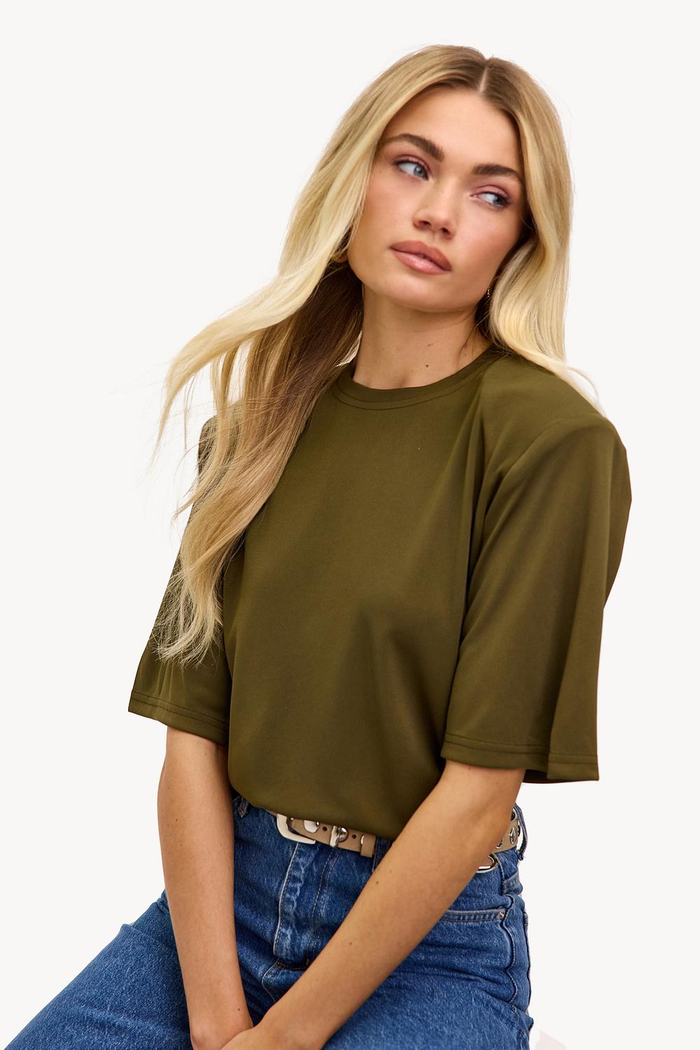 Top vert avec épaulettes