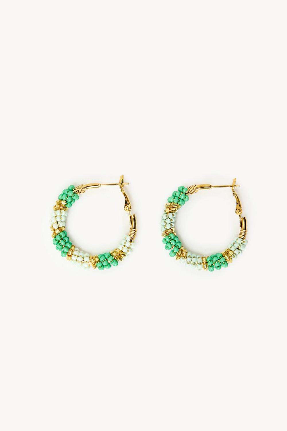 Pendientes de oro con cuentas verdes