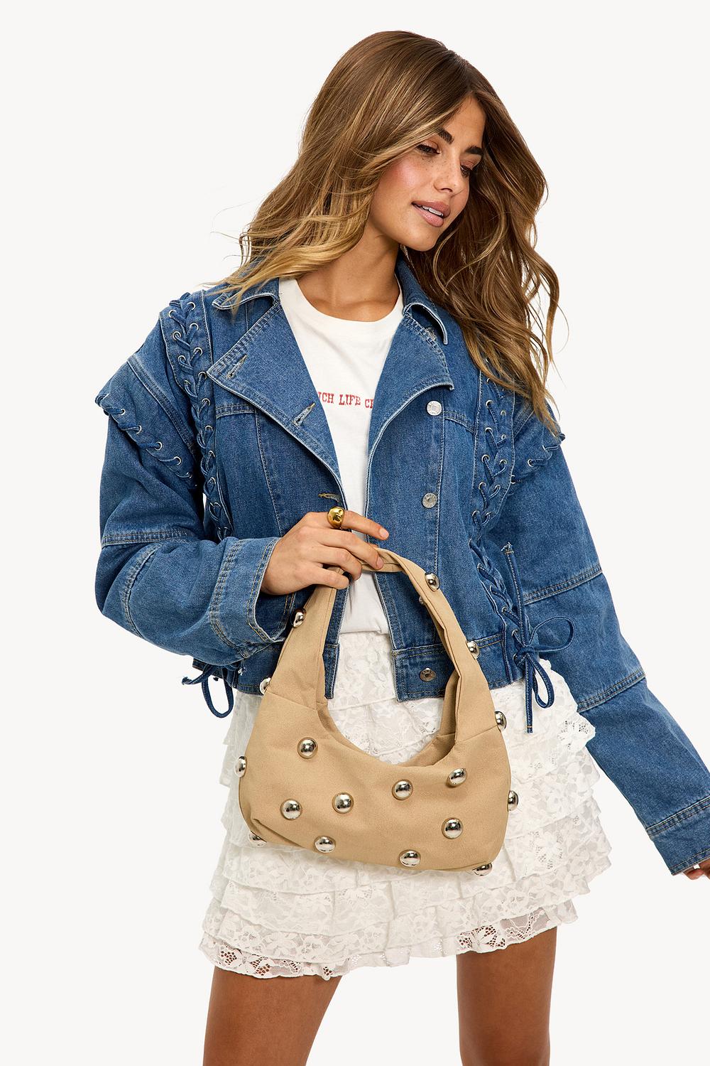sac à main couleur sable avec clous argentés